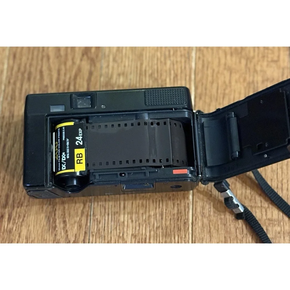 Nikon L35 AF Black 35mm Film Point & Shoot Camera ((AS IS READ DESCRIPTION ))